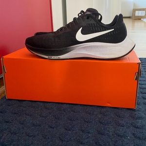 Black/white Nike Zoom Pegasus 37